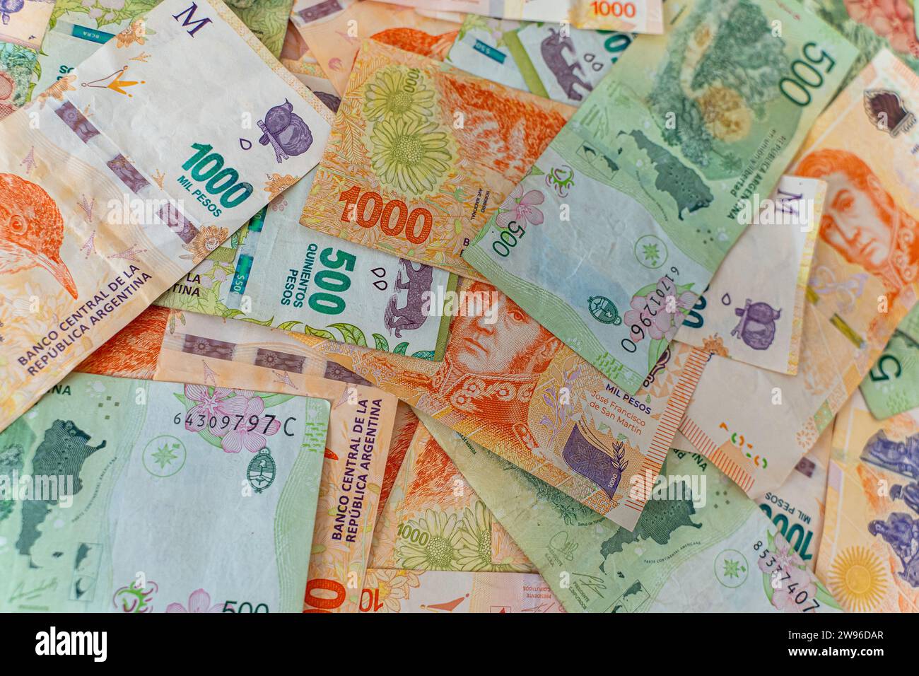 Vue rapprochée des billets de peso argentins, monnaie Argentine, inflation Argentine Banque D'Images