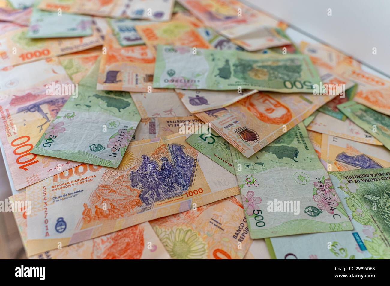 Vue rapprochée des billets de peso argentins, monnaie Argentine, inflation Argentine Banque D'Images