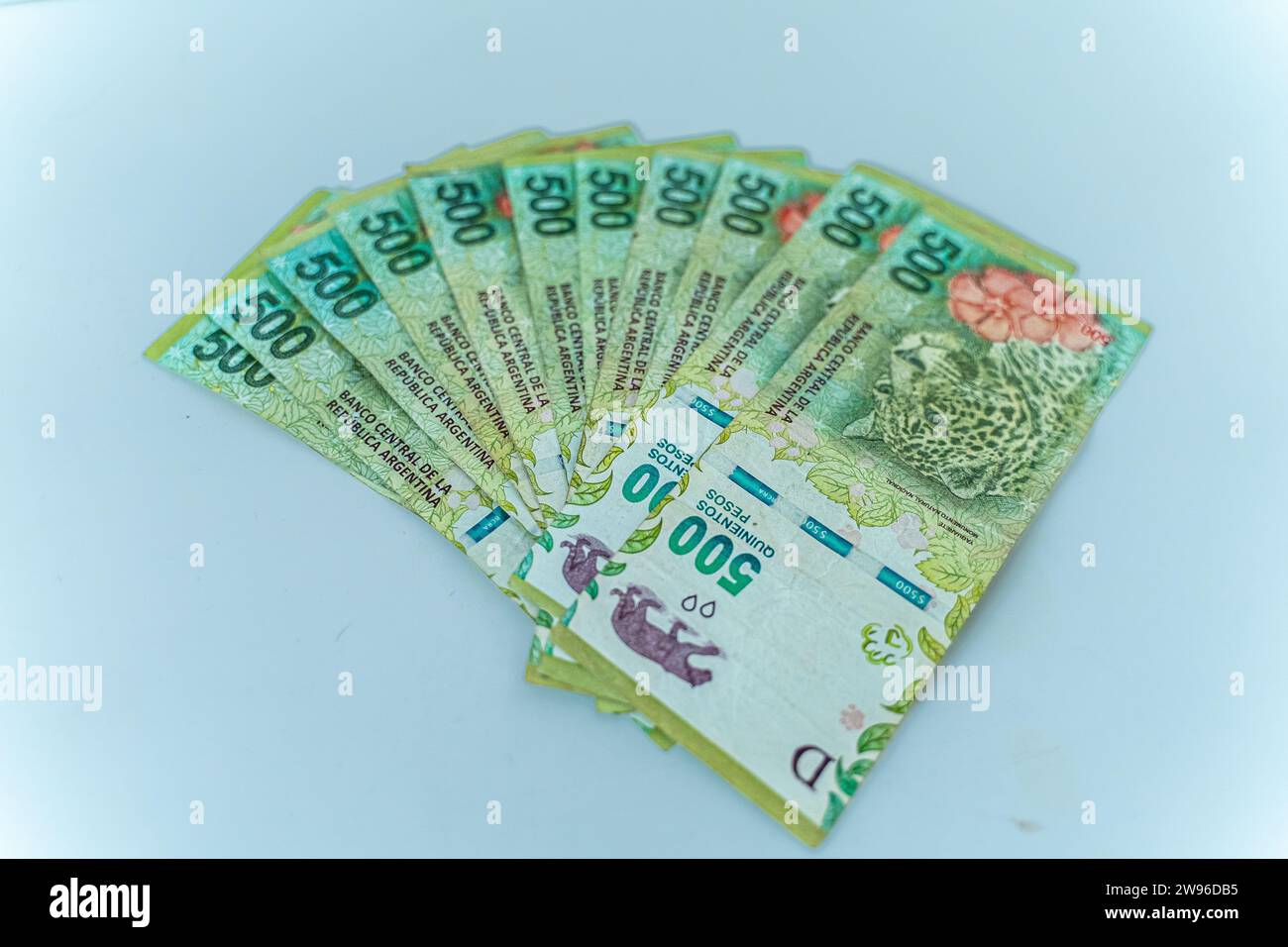 Vue rapprochée des billets de peso argentins, monnaie Argentine, inflation Argentine Banque D'Images