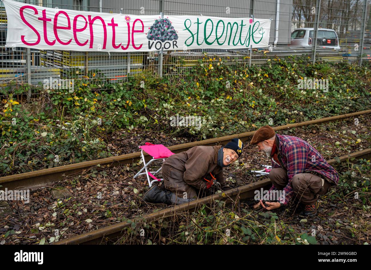 Amsterdam, pays-Bas, 23.12.2023, des militants néerlandais du climat perturbent la voie ferrée industrielle à Westelijk Havengebied pendant l'action de protestation Banque D'Images