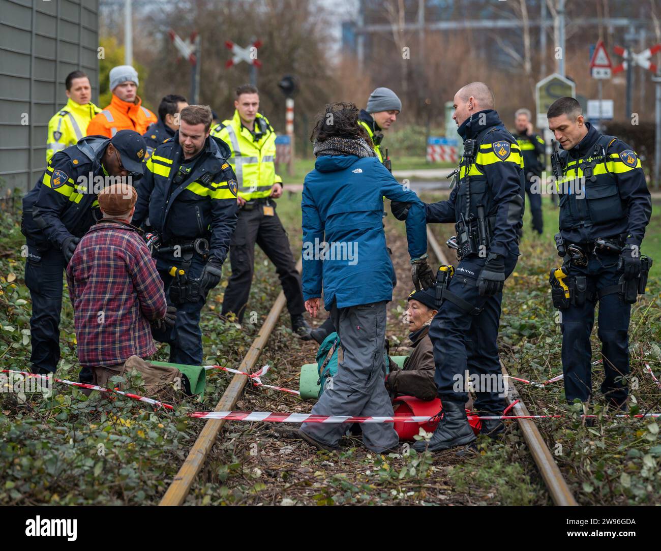 Amsterdam, pays-Bas, 23.12.2023, des militants néerlandais du climat perturbent la voie ferrée industrielle à Westelijk Havengebied pendant l'action de protestation Banque D'Images