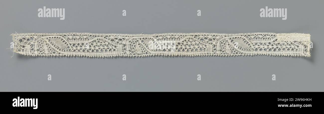 Bobine de bande avec une bosse sur rectangle et Spitsovaal, anonyme, c. 1900 - c. 1909 bande de bobine de couleur naturelle, côté binche. Le motif répétitif se compose d'un rectangle horizontal avec une bosse d'un côté et sur le côté court de l'autre côté se trouve un Spitsovaal étincelant. Les contours des motifs sont faits dans la bataille de lin. Le centre du Spitsovaal a été réalisé à Netslag. Et au centre du rectangle, un terrain de flocon de neige a été utilisé comme terrain décoratif. Les motifs sont reliés par une combinaison de terres décoratives, de divers terrains de flocon de neige et d’un sol parisien. Haut et bas de la Banque D'Images