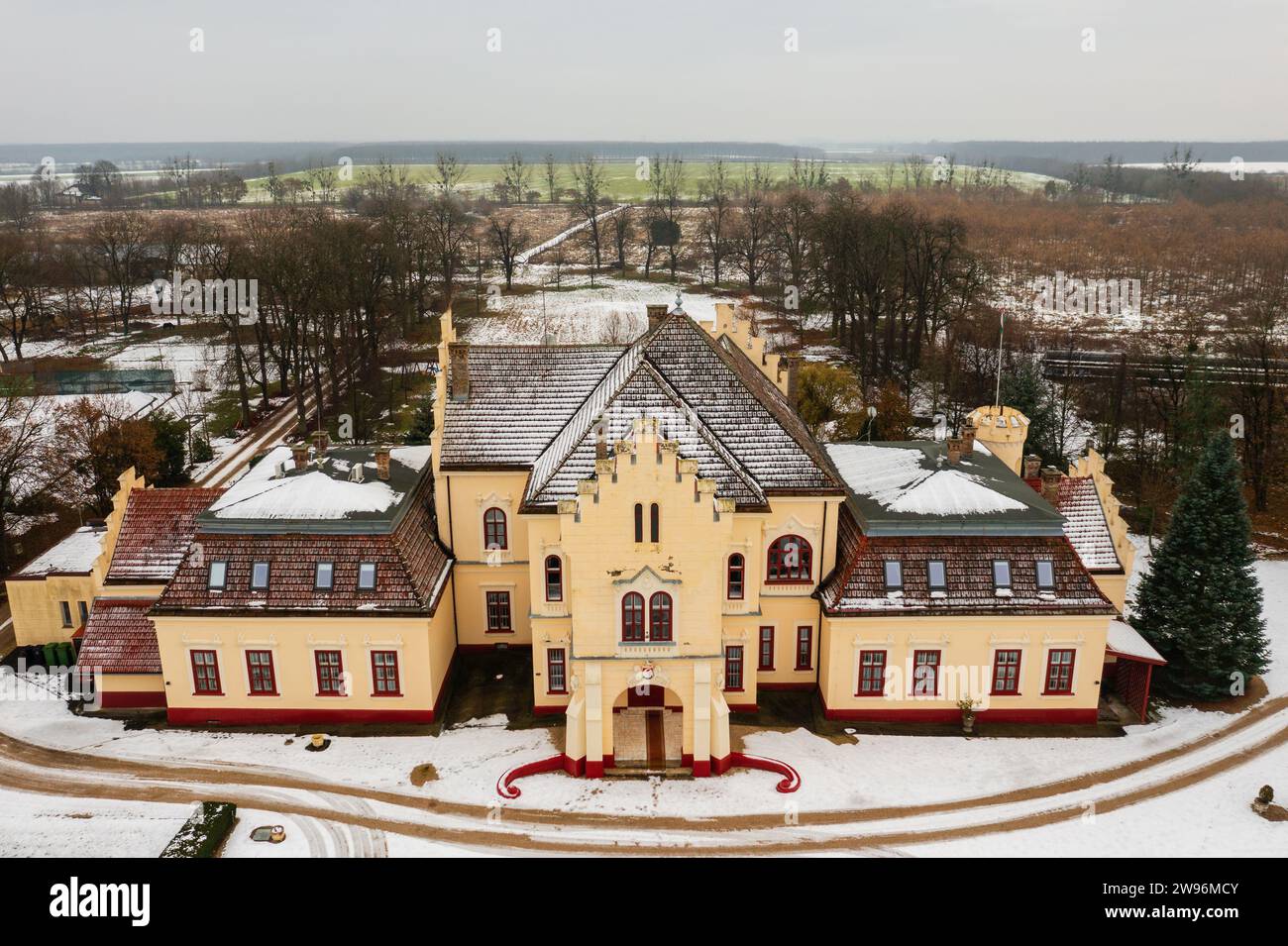 Vue aérienne sur le château de Pokvár (baie-) construit au 13e siècle, couvert de neige fraîche. Banque D'Images