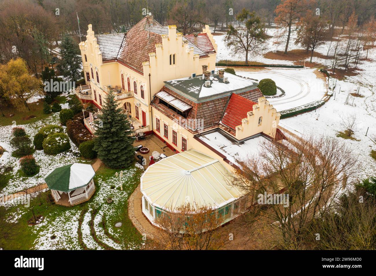 Vue aérienne sur le château de Pokvár (baie-) construit au 13e siècle, couvert de neige fraîche. Banque D'Images