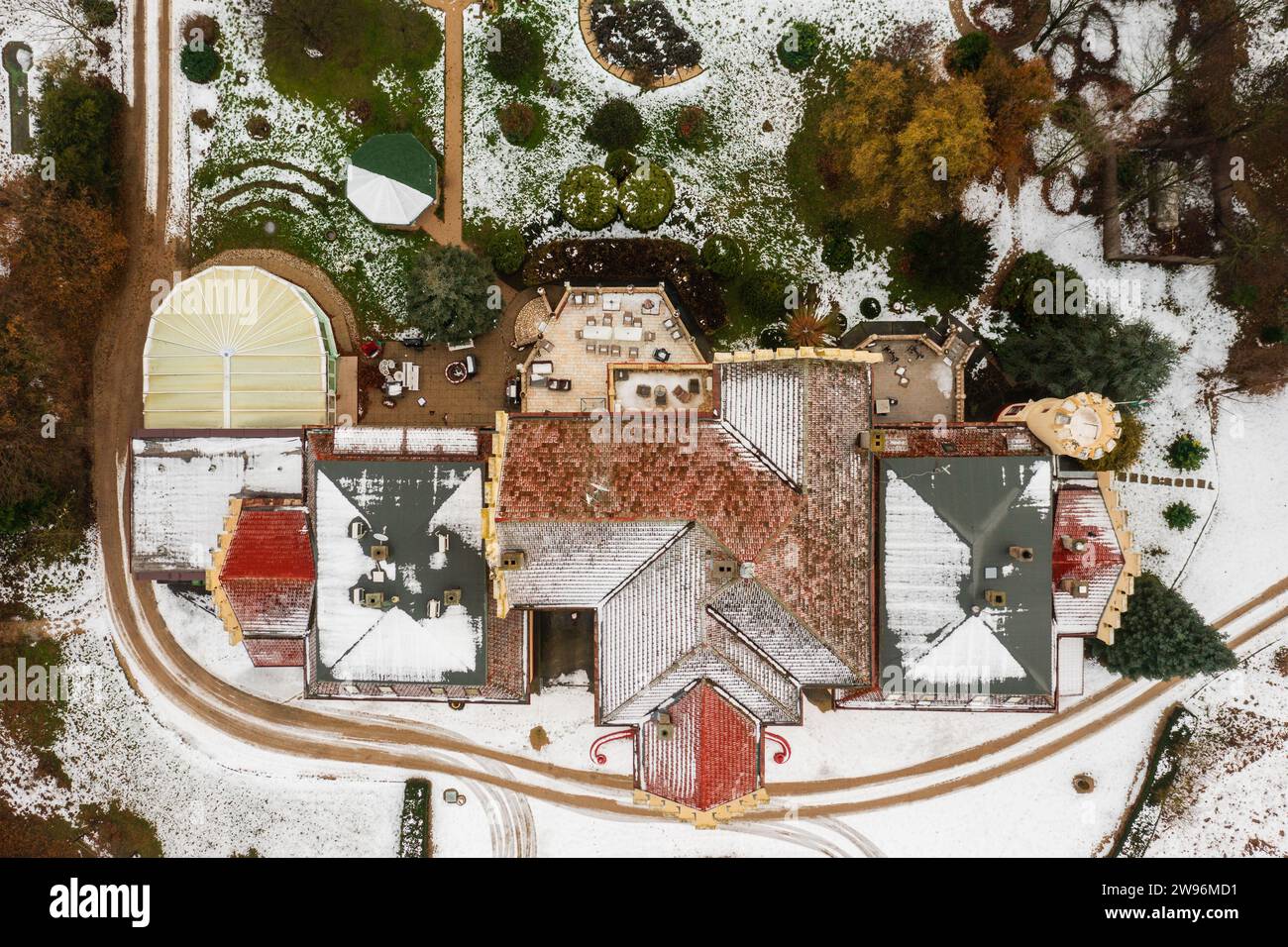 Vue aérienne sur le château de Pokvár (baie-) construit au 13e siècle, couvert de neige fraîche. Banque D'Images