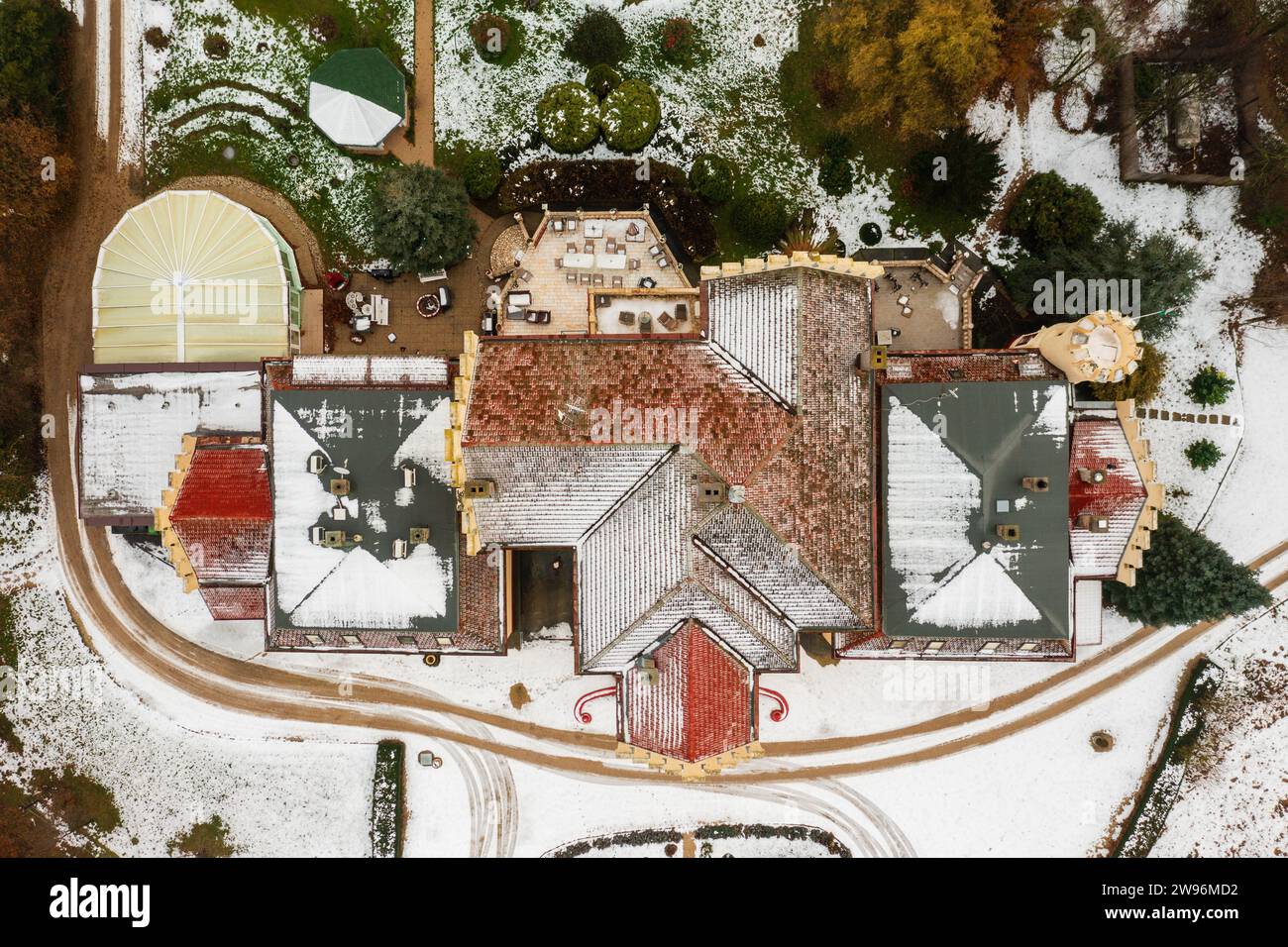 Vue aérienne sur le château de Pokvár (baie-) construit au 13e siècle, couvert de neige fraîche. Banque D'Images