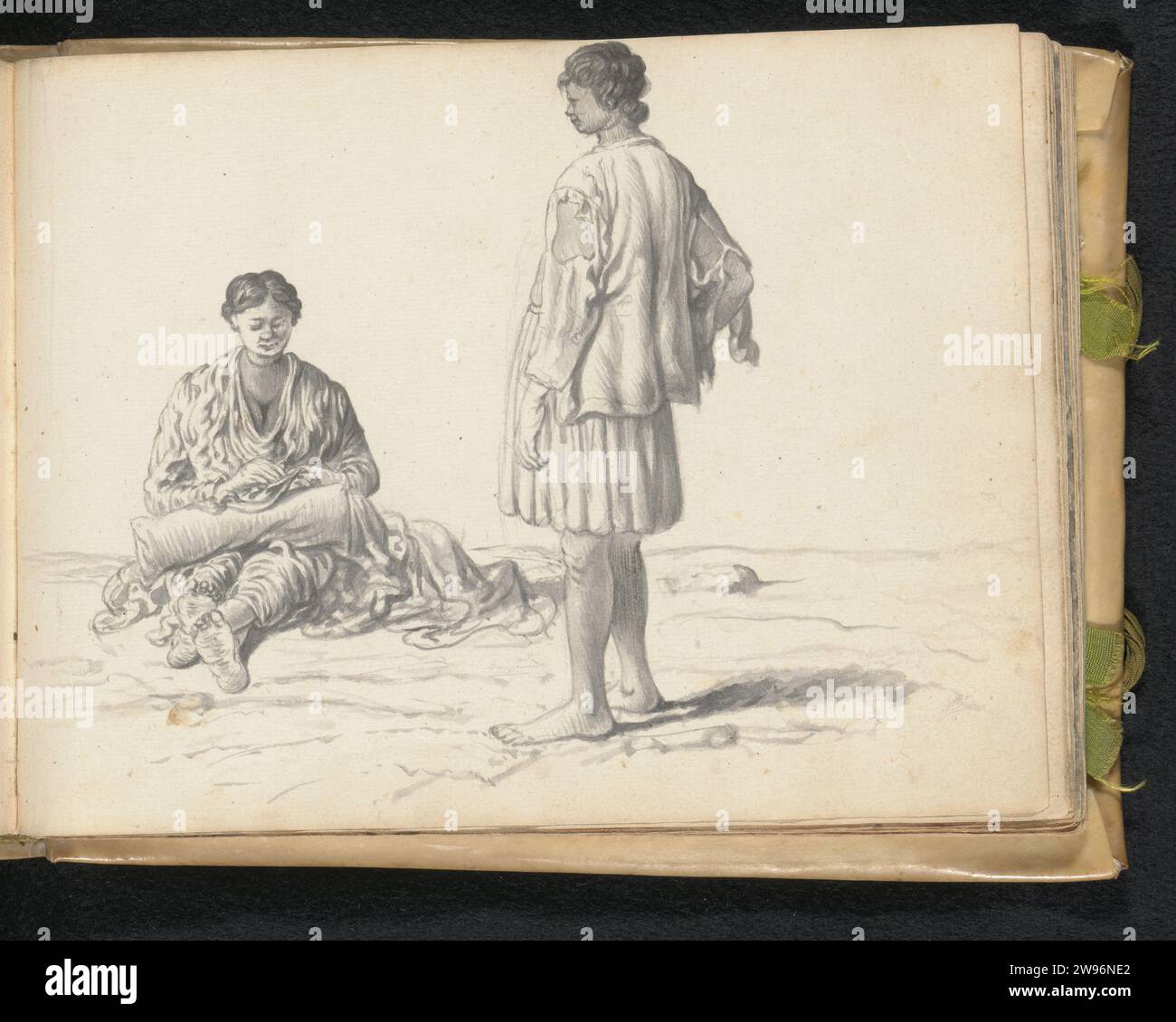 Une femme cousant, et un homme la regardant, Esaias Bourse, 1662 à gauche une femme est assise dehors sur le sol. Elle porte une blouse portugaise à col en V et manches longues (hatte), au-dessus d'une jupe longue wrap (Redda). Il y a un oreiller allongé (ou une pièce enroulée) sur ses genoux. Elle est peut-être en train de coudre. Les cheveux ondulés sont peignés en arrière et probablement poignardés dans un faux (Condé). À l'avant à droite se trouve un jeune homme qui regarde. Il porte un pantalon plissé portugais au genou, une chemise froissée (kamisayas) aux manches longues pleines de fissures et de trous. Les deux personnages sont probablement eurasiens ; l'homme pourrait être un applic Banque D'Images