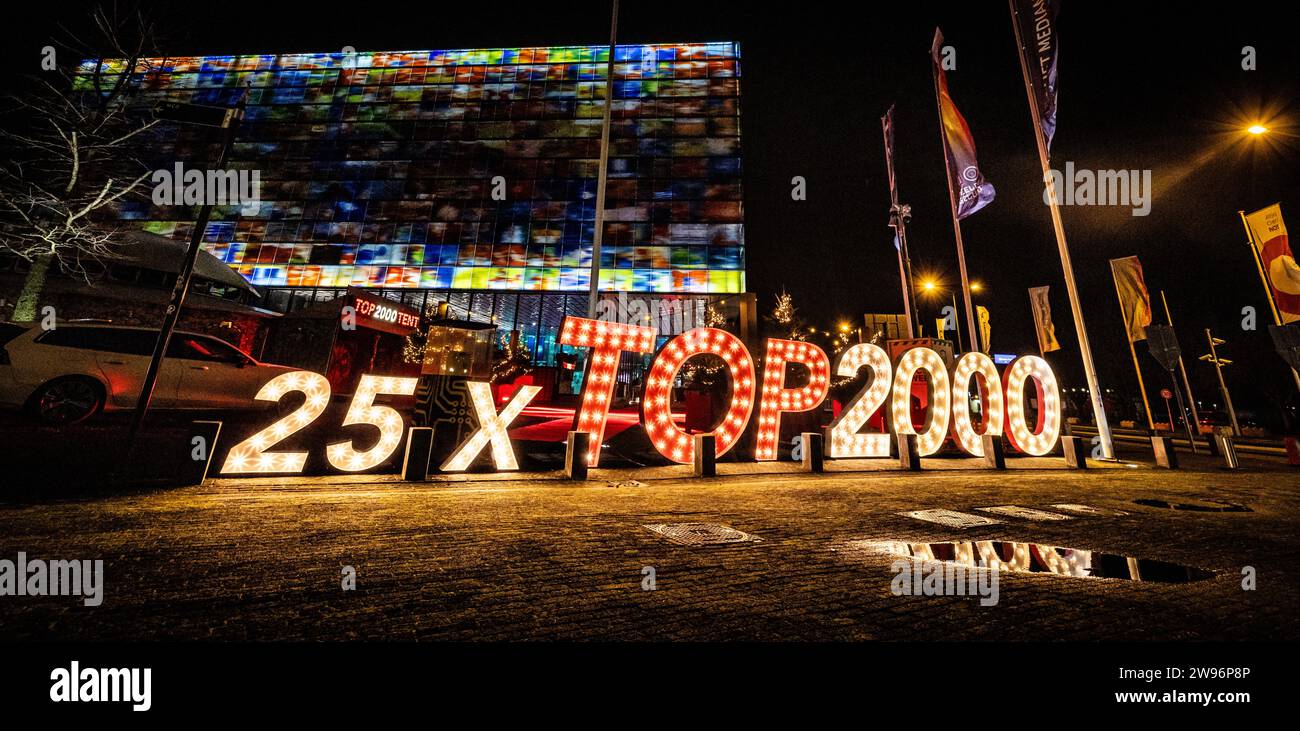 HILVERSUM - les lettres et les chiffres du Top 2000 à la porte du son et de la vision. De ce bâtiment, les chansons qui ont été votées le plus par le public seront jouées sur NPO radio 2 jusqu'au réveillon du nouvel an. ANP LEVIN DEN BOER pays-bas Out - belgique Out Banque D'Images