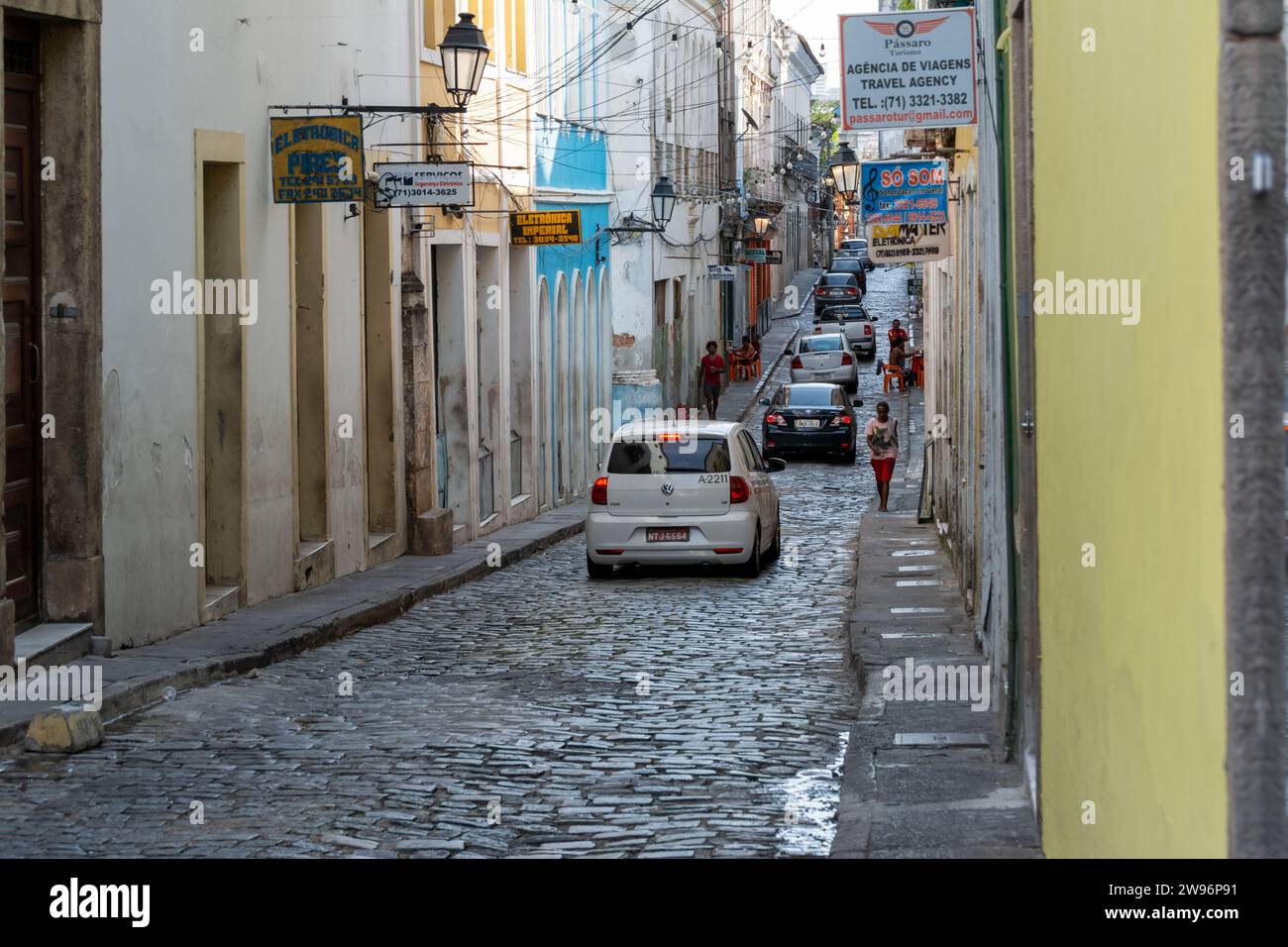 Salvador, Bahia, Brésil - 07 février 2015 : déplacement des piétons et des véhicules dans les rues de Pelourinho, centre historique de la ville de sa Banque D'Images