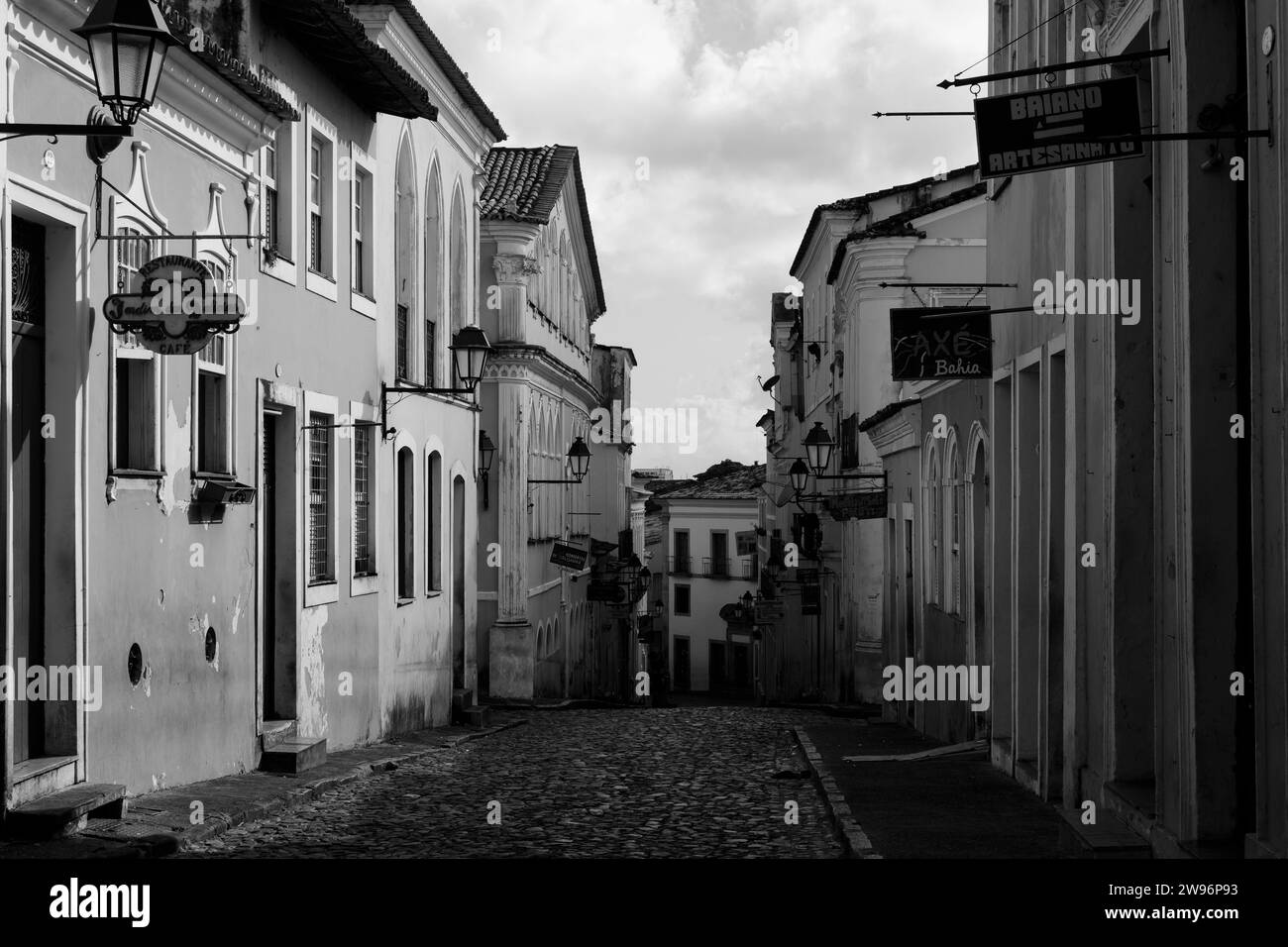 Salvador, Bahia, Brésil - 07 mars 2015 : Portrait en noir et blanc d'une rue avec de vieilles maisons à Pelourinho dans la ville de Salvador, Bahia. Banque D'Images