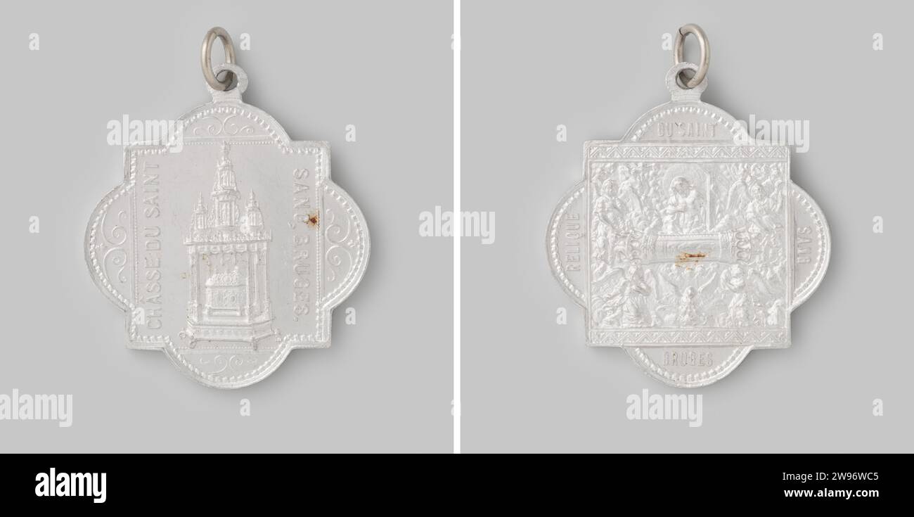 Signe religieux de port de la relique du sang Saint à Bruges, c. 1850 - c. 1950 médaille d'histoire Médaille d'aluminium sous la forme d'un quatre-passes avec un oeil et un anneau de port, sur le devant un carré avec un reliquaire avec un changement, un carré au revers avec une scène autour de la relique, à l'extérieur de laquelle s'affiche. aluminium (métal) frappe (travail des métaux) Banque D'Images