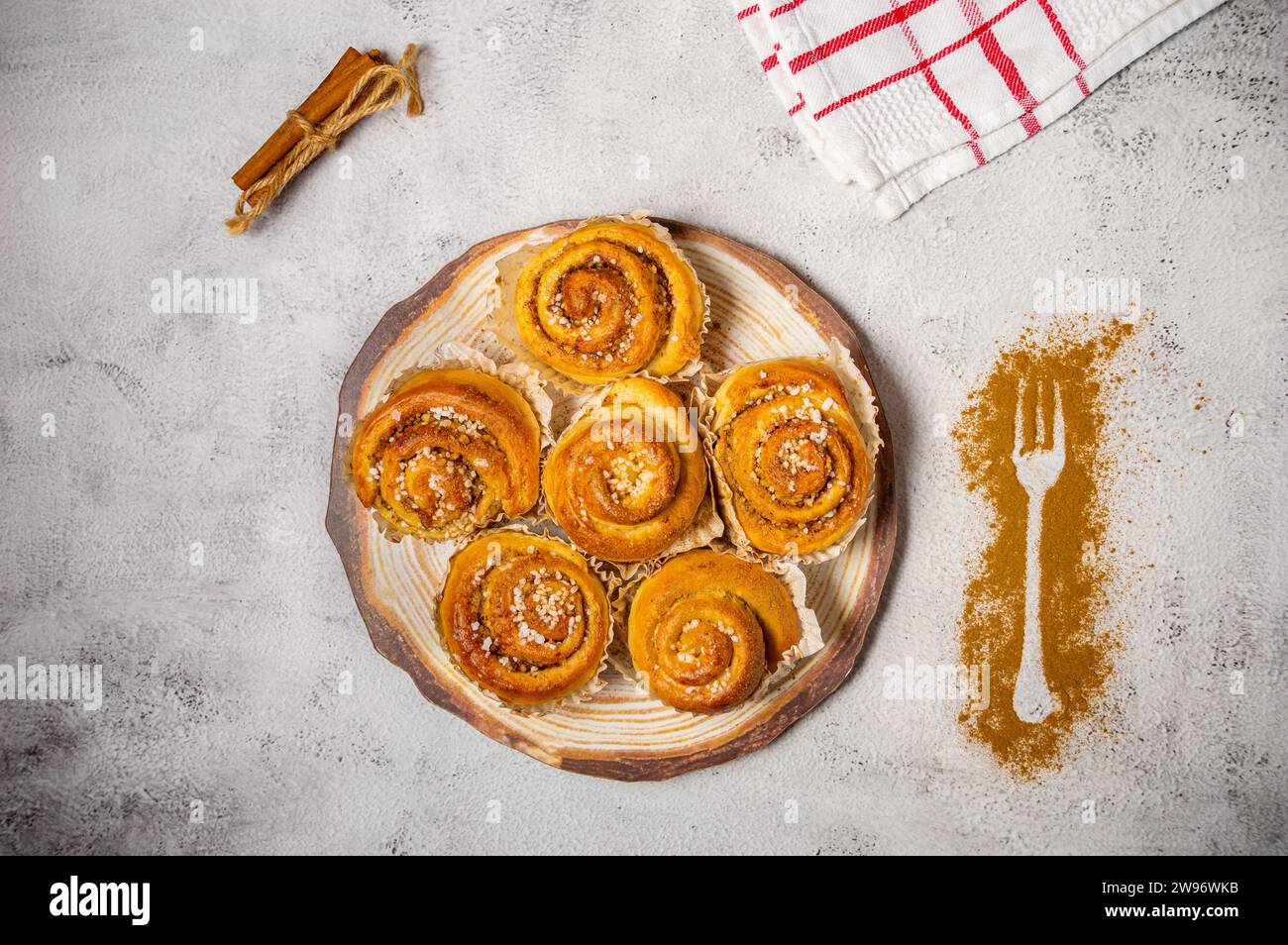 Petits pains à la cannelle Kanelbulle dessert suédois traditionnel Banque D'Images