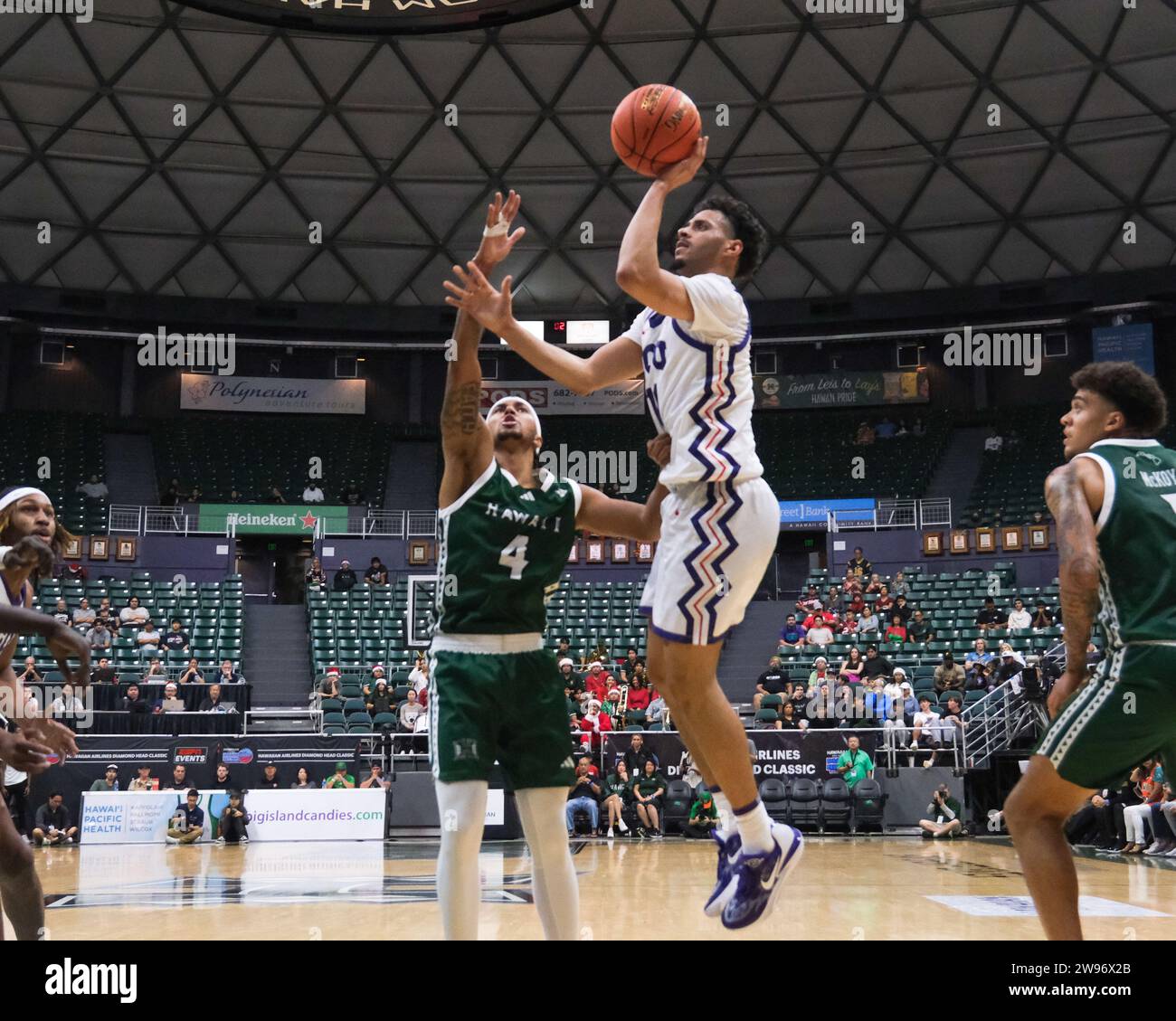 Honolulu, Hawaï, États-Unis. 24 décembre 2023. Trepan Tennyson (11), garde de TCU, tire le ballon lors du match de basket-ball Diamond Head Classic de Hawaiian Airlines entre les TCU Horned Frogs et les Hawaii Rainbow Warriors au Sofi Arena du Stan Sheriff Center à Honolulu, Hawaï. Glenn Yoza/CSM/Alamy Live News Banque D'Images