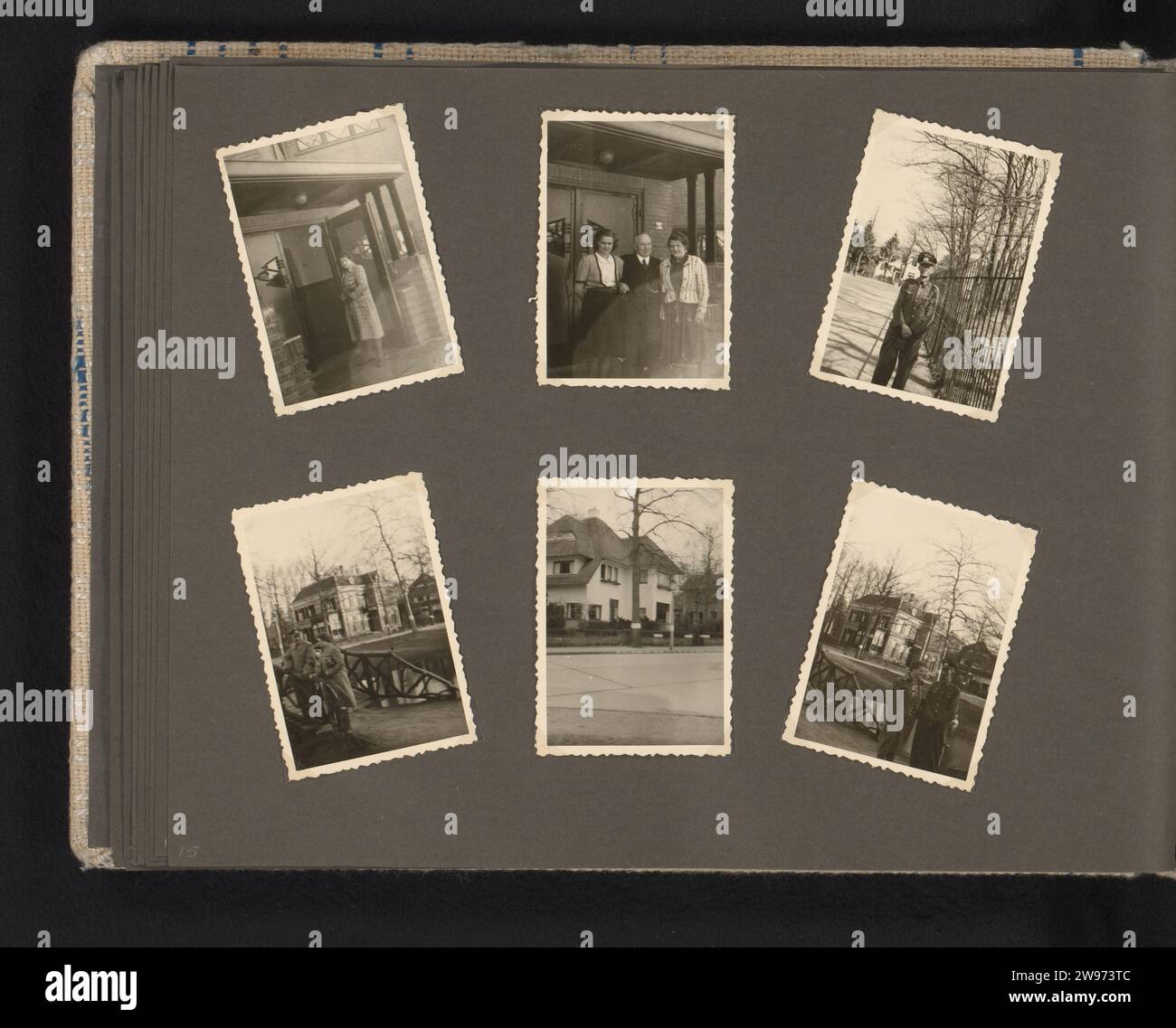 Soldats allemands et famille, Anonyme, 1941 - 1942 Photography Album Magazine avec six photos de soldats allemands et de diverses femmes, divers endroits. Fait partie de l'album de photo ABRECOMSINTENTANTur van de Wehrmacht 1941-1943. Support photographique des pays-Bas. carton gélatine argent impression occupation ~ guerre. Le soldat hors service pays-Bas Banque D'Images