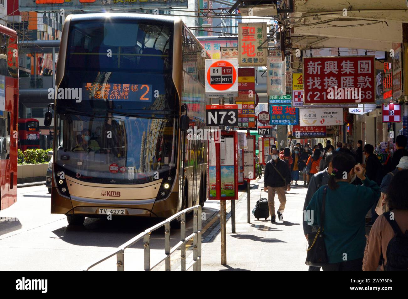 Bus et foules de piétons sur Nathan Road (彌敦道) à Mong Kok, Kowloon, Hong Kong (2021) Banque D'Images