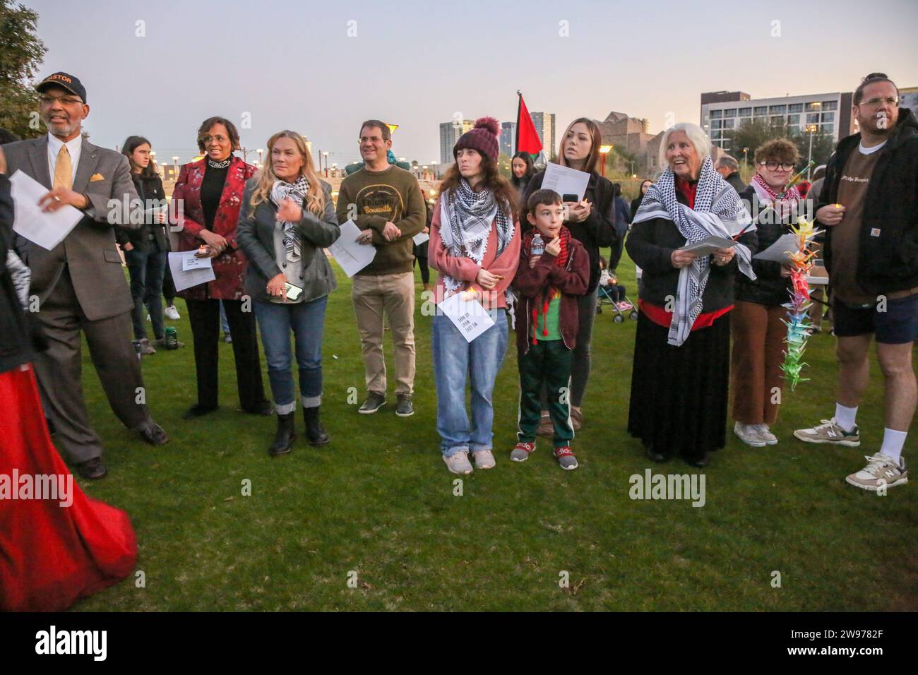 Les gens se sont rassemblés pour une veillée pacifique aux chandelles avec des chants et des prières pour appeler à un cessez-le-feu permanent à la guerre Israël-Hamas la veille de Noël à Hance Park à Phoenix, Arizona, le 24 décembre 2023. Le rassemblement visait à pleurer tous ceux qui sont morts dans le conflit israélo-Hamas, et à prier pour la paix, la guérison et la réconciliation également pour les juifs, musulmans et chrétiens de la région (photo par : Alexandra Buxbaum/Sipa USA) crédit : SIPA USA/Alamy Live News Banque D'Images