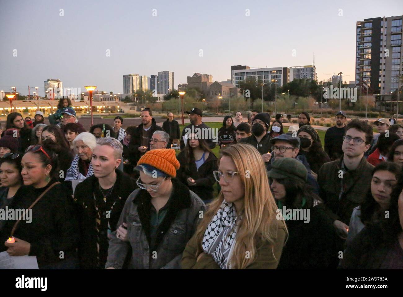 Les gens se sont rassemblés pour une veillée pacifique aux chandelles avec des chants et des prières pour appeler à un cessez-le-feu permanent à la guerre Israël-Hamas la veille de Noël à Hance Park à Phoenix, Arizona, le 24 décembre 2023. Le rassemblement visait à pleurer tous ceux qui sont morts dans le conflit israélo-Hamas, et à prier pour la paix, la guérison et la réconciliation également pour les juifs, musulmans et chrétiens de la région (photo par : Alexandra Buxbaum/Sipa USA) crédit : SIPA USA/Alamy Live News Banque D'Images