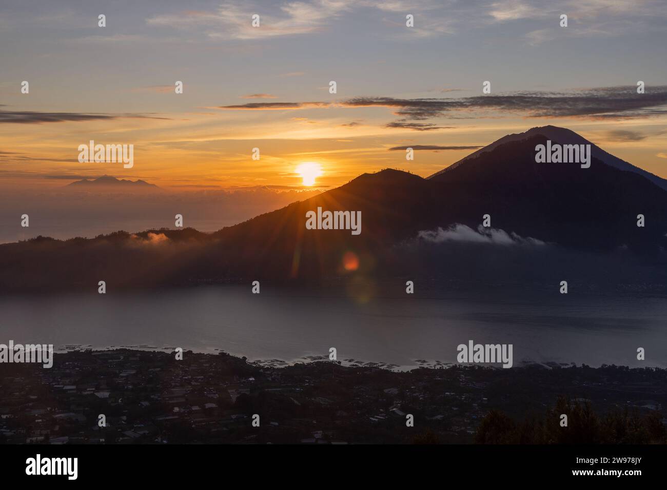 Lever de soleil sur le mont Agung vu du mont Batur, Bali, Indonésie Banque D'Images