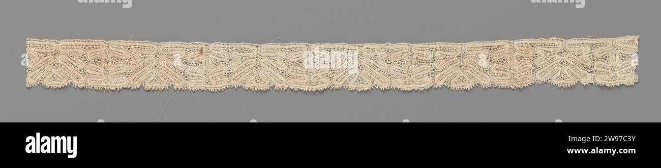 Canette en bande avec motifs d'arbre, anonyme, c. 1880 - c. 1899 bande de canette de couleur naturelle : côté Europe de l'est. Le motif répétitif se compose de deux fleurs stylisées alternées. Les fleurs sont symétriques et sont formées par un ruban oscillant et continu, enveloppé de trait de lin avec des bords ajourés. Le haut de la bande est droit fini. Le bord de ferraille très plat est fini avec des picots. Europe de l'est (possible) lin (matériel) dentelle de canette / lacet de ruban (lacet de canette) / lacet d'Europe de l'est Banque D'Images
