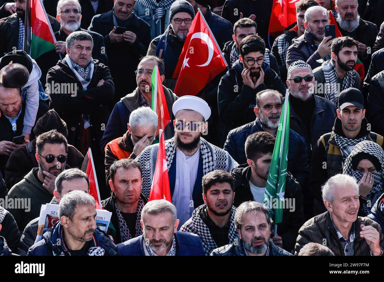 Istanbul, Turquie. 24 décembre 2023. Une foule nombreuse de manifestants a été vue portant des banderoles et des drapeaux palestiniens et turcs lors d ' une marche de protestation contre les attaques israéliennes contre la Palestine. La Fondation IHH a organisé une grande manifestation sur la place Eminonu à Istanbul, pour protester contre les attaques israéliennes contre Gaza. (Photo Shady Alassar/SOPA Images/Sipa USA) crédit : SIPA USA/Alamy Live News Banque D'Images