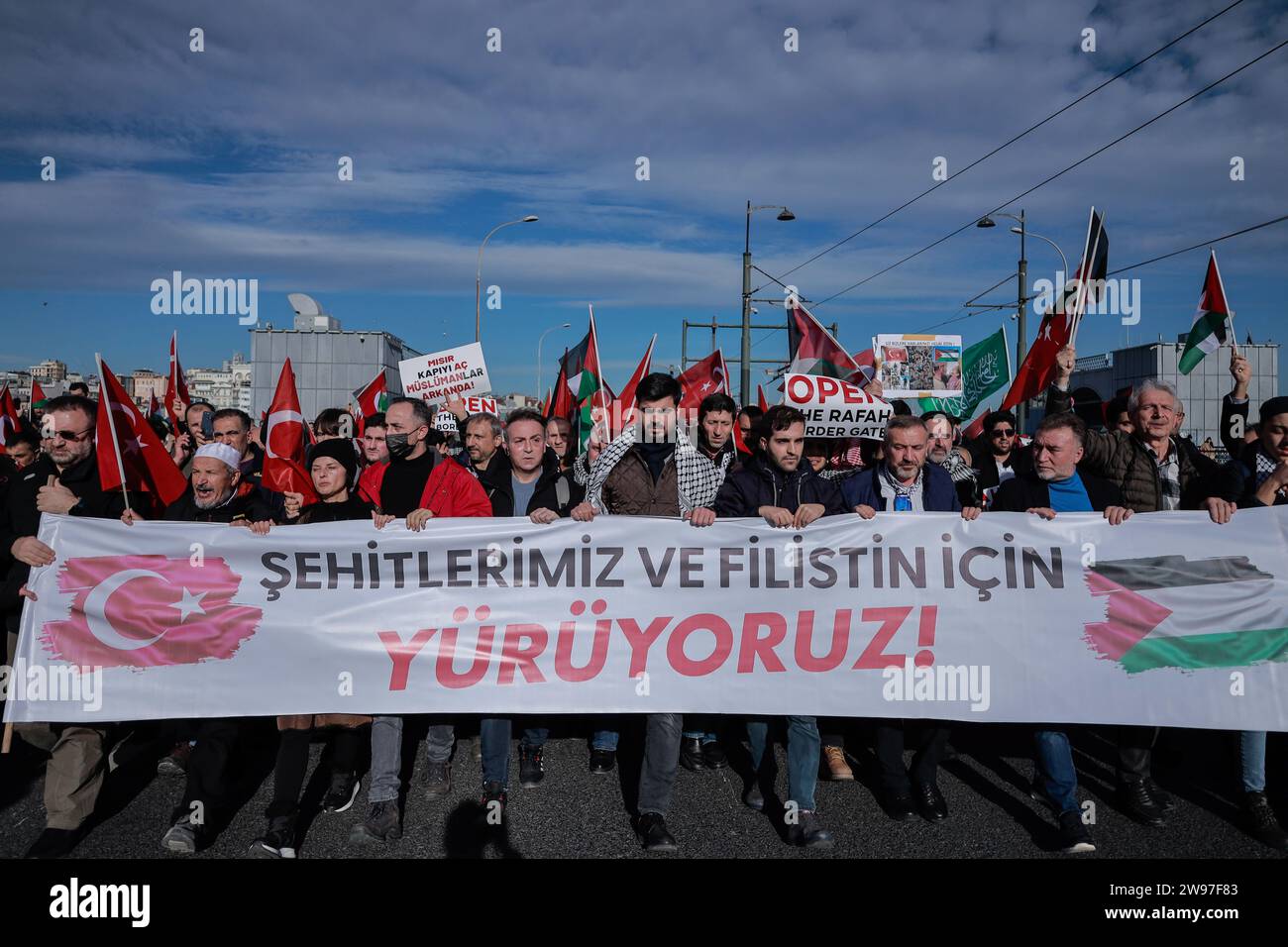 Istanbul, Turquie. 24 décembre 2023. Une foule nombreuse de manifestants a été vue portant des banderoles et des drapeaux palestiniens et turcs lors d ' une marche de protestation contre les attaques israéliennes contre la Palestine. La Fondation IHH a organisé une grande manifestation sur la place Eminonu à Istanbul, pour protester contre les attaques israéliennes contre Gaza. (Photo Shady Alassar/SOPA Images/Sipa USA) crédit : SIPA USA/Alamy Live News Banque D'Images