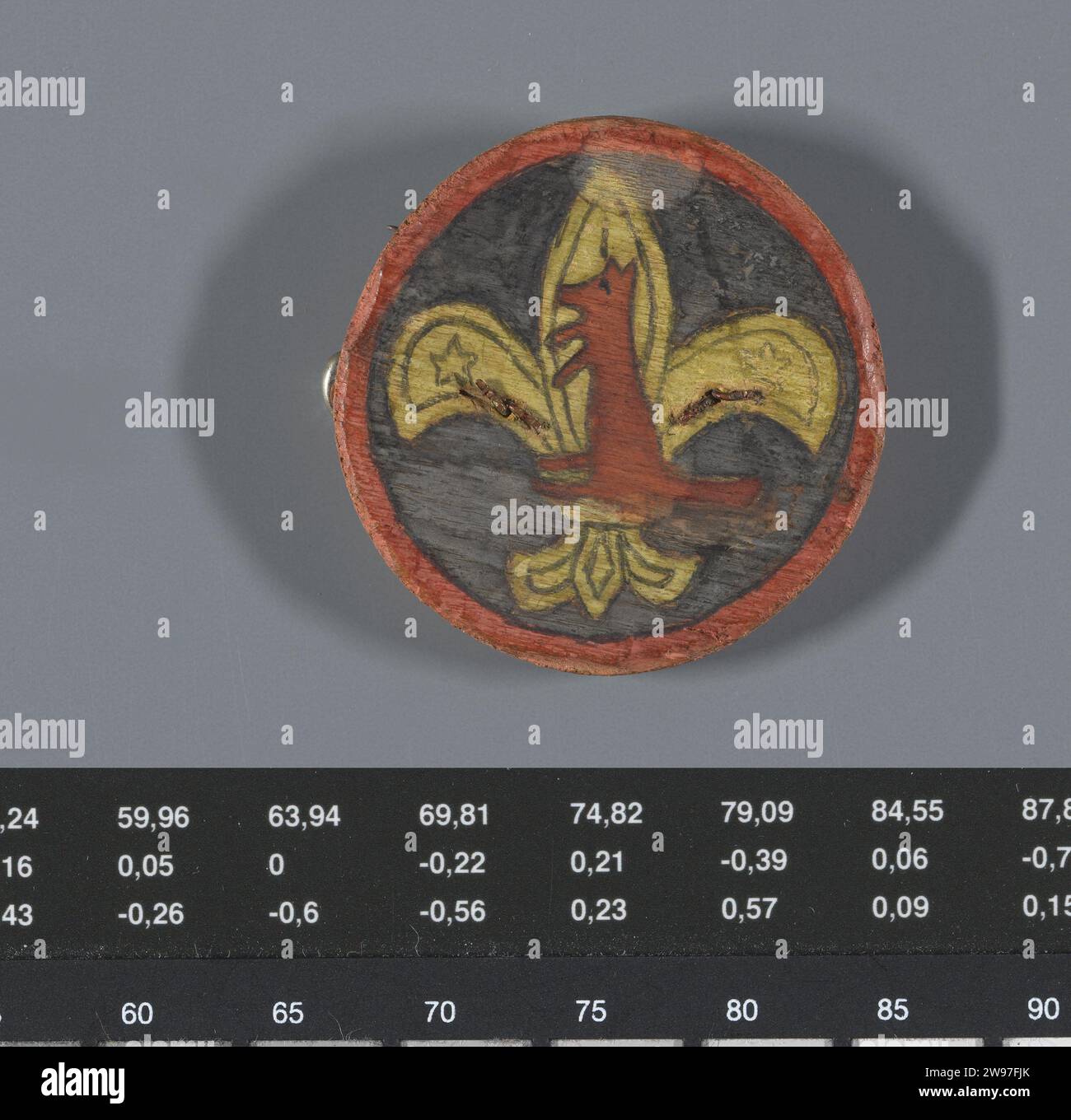 Patrol-insigne ,, 1945 Patrol-insigne : kangourou ; fabriqué par Wim, en bois avec peinture à l'aquarelle, une épingle de sécurité sur le dos ; Tjimahi, janvier 1945. '[Description Wim Schüller, inventaire des Grogoldoos, 1994/5] peinture (revêtement). peinture sur métal Banque D'Images