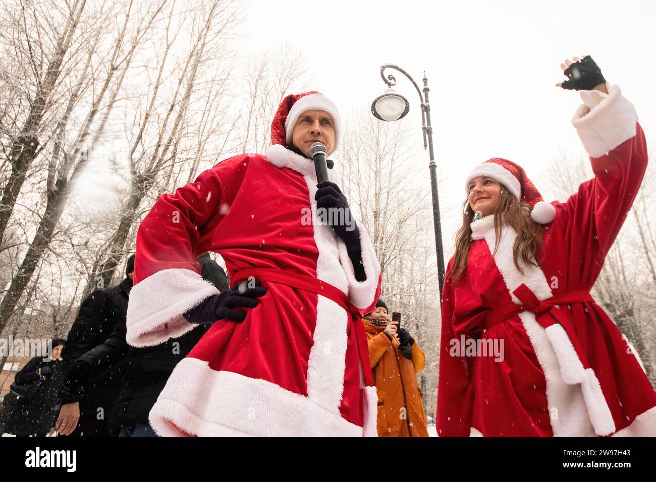 St. Petersburg, Russie. 23 décembre 2023. Artistes en costumes du nouvel an vus lors de la célébration du nouvel an à Saint-Pétersbourg. (Photo Artem Priakhin/SOPA Images/Sipa USA) crédit : SIPA USA/Alamy Live News Banque D'Images