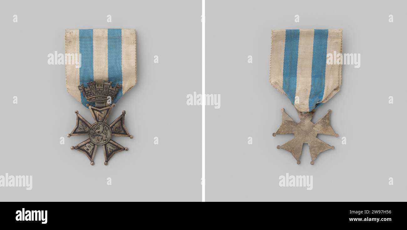 Croix du mérite de l'Association néerlandaise des Burgergachten volontaires, Anonyme, 1924 Croix d'argent à cinq bras, couronne avec charnière et boucle pour la fixation au ruban. Devant : l'abréviation 'n b v b W' est placée sur les bras du Zilveren Kruis. Un bouclier rond est représenté au milieu de la croix sur lequel un lion grimpant avec une épée et un faisceau de flèches, comme dans les armoiries nationales, est représenté. Avec couronne de ville romaine ou couronne de mur. penning : argent (métal). peluches : matières textiles Banque D'Images