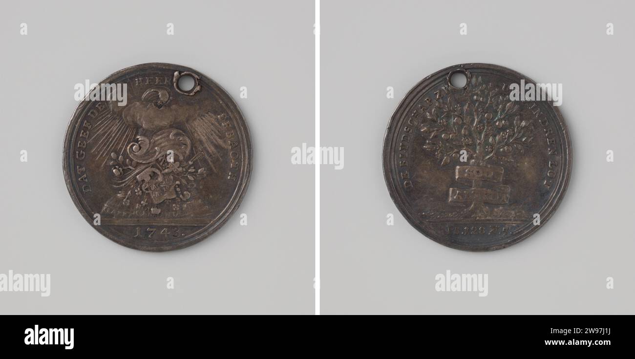 Occasion Penning, Anonyme, médaille 1743 Médaille d'argent avec trou dedans. Devant : d'une corne inversée d'abondance, dont l'extrémité est entourée de nuages, couronne, branche de palmier, branche d'olivier, Bible et al. Objets sur un globe à l'intérieur de la couverture ; coupe : année. Revers : arbre fruitier, blessé par Wimpel avec inscription à l'intérieur Omschrift ; coupe : inscription. Pays-Bas argent (métal) frappe (travail des métaux) / gravure Banque D'Images