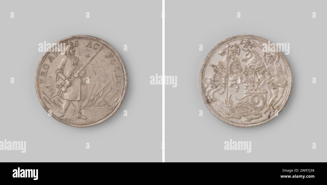 Schuttersenkenning van Hoorn, pour les tireurs, anonyme, c. 1600 - c. 1700 Milice d'argent de la Milice Hoorn, 2e taille. Devant : tireur debout avec mousquet. Danging : Pro Aris AC Focis (pour autels et cheminées). Revers : le blason de la ville de Hoorn, tenu par une licorne, entre Sint Joris et Sint Sebastiaan, schut modèles des deux buts de la ville. Hoorn (Hollande du Nord) argent (métal) Banque D'Images