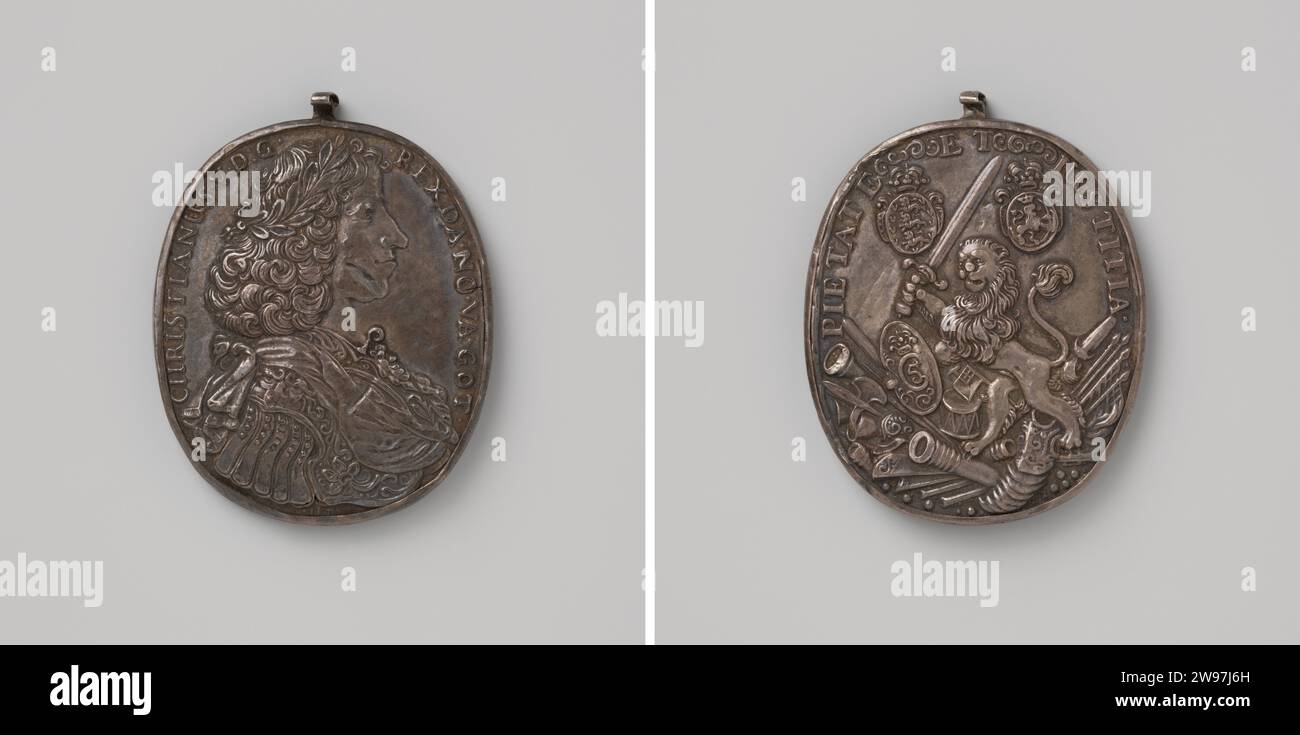 Christiaan V, Roi du Danemark, Monogrammiste HF (medalur) (possible), médaille d'histoire 1678 Médaille ovale d'argent. Devant : homme de poitrine avec couronne de Laurier à l'intérieur du changement. Revers : lion avec épée et bouclier debout sur l'armement sous deux armoiries, à l'intérieur couvrant l'argent (métal) frappant (travail des métaux) Banque D'Images