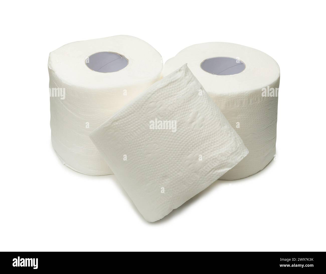 trois rouleaux de papier de soie blanc ou de serviette préparés pour être utilisés dans les toilettes ou les toilettes sont isolés sur fond blanc avec un chemin de détourage. Banque D'Images