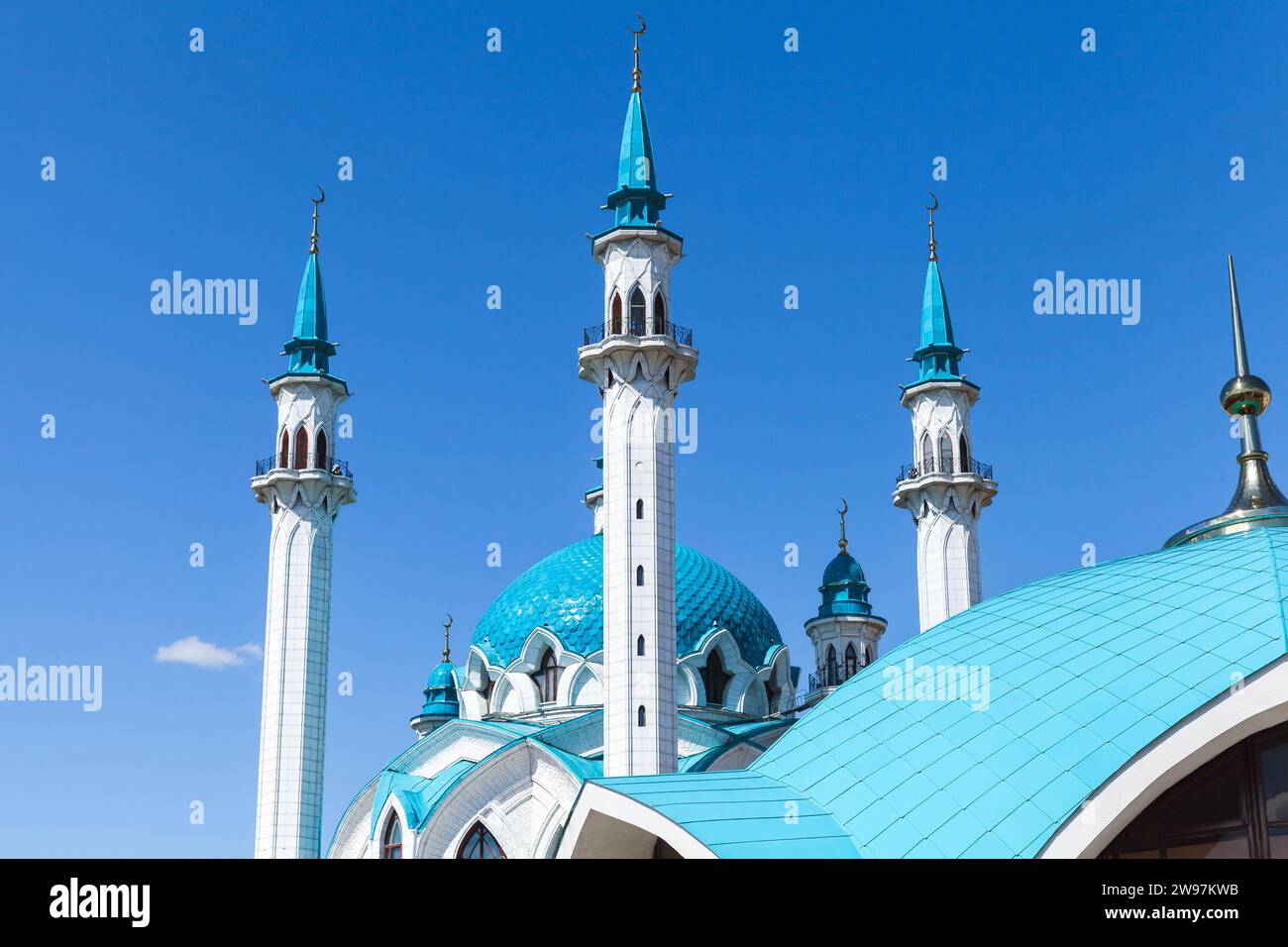 Toit et minarets de la mosquée Kul Sharif est sous le ciel bleu par une journée ensoleillée. Kazan Kremlin, République du Tatarstan, Russie Banque D'Images