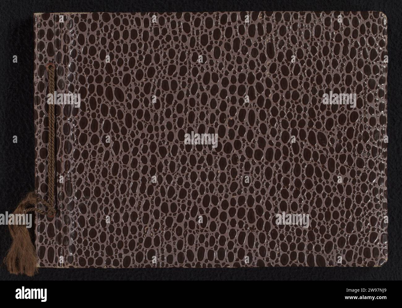 Album photo avec des photos prises pendant la période où Isabel a travaillé pour KLM en Israël, Isabel Wachenheimer -Elon, 1947 - 1960 Album photo, demi-taille, couverture en cuir artificiel (imprimé crocodile) avec reliure par cordon. L'album contient vingt magazines en carton avec des photos prises pendant la période où Isabel Wachenheimer a travaillé pour le département KLM en Israël et des photos prises plus tard par des amis 1955-1960. Israël omslag : imitation cuir Israël Banque D'Images