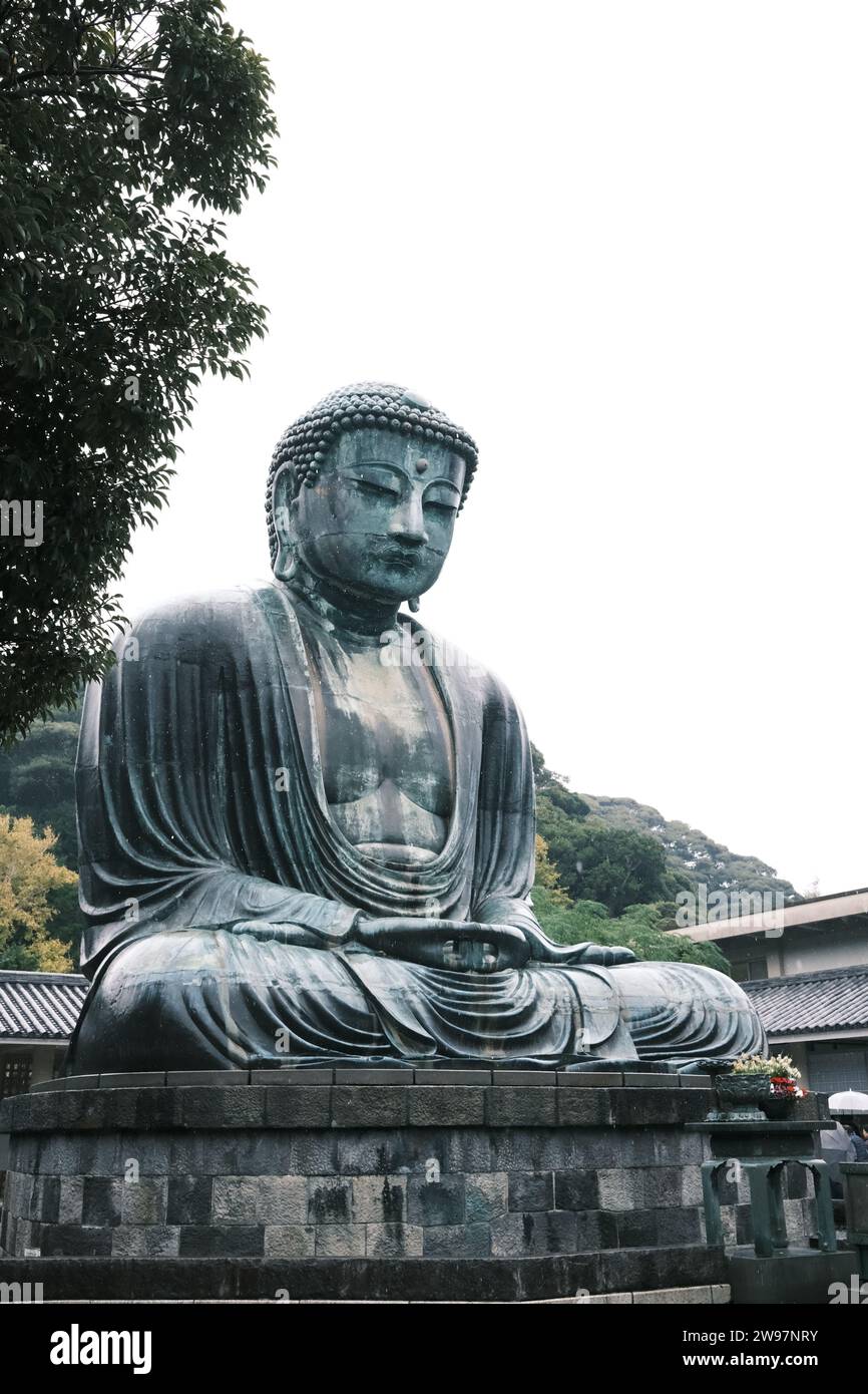 Grande statue de Bouddha à Kotokuin, Kamakura dans un jour de pluie Banque D'Images