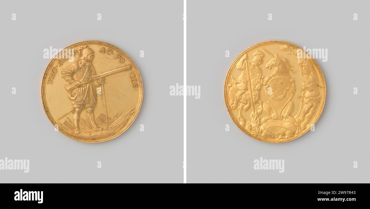 Crayon Schutter de Hoorn, anonyme, c. 1600 - c. 1700 Médaille d'or de la milice Hoorn. Devant : tireur debout avec mousquet sur une fourche, «à charger prêt», à droite. Danging : Pro Aris AC Focis (pour autels et cheminées). Revers : le blason de la ville de Hoorn, tenu par une licorne, entre Sint Joris et Sint Sebastiaan, schut modèles des deux buts de la ville. Hoorn (Hollande du Nord) or (métal) Banque D'Images