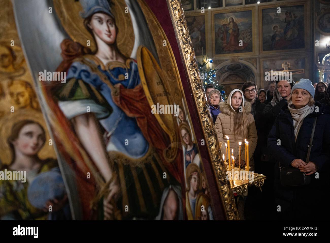 Kiev, Ukraine. 24 décembre 2023. Les croyants assistent à un service de la veille de Noël de l'Église orthodoxe ukrainienne à la St. Cathédrale de Michel (Mykhailivskyi Zolotoverkhyi) à Kiev. Contrairement aux années précédentes où l’Ukraine a célébré Noël le 7 janvier avec d’autres pays post-soviétiques, cette année, elle s’alignera sur l’Europe et marquera Noël le 25 décembre. (Photo Oleksii Chumachenko/SOPA Images/Sipa USA) crédit : SIPA USA/Alamy Live News Banque D'Images