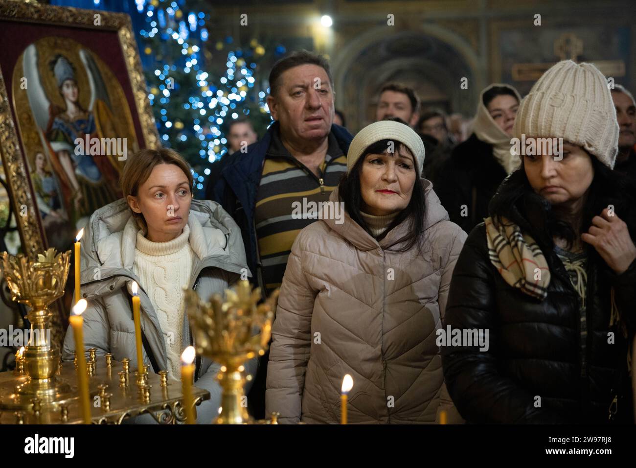 Kiev, Ukraine. 24 décembre 2023. Les croyants assistent à un service de la veille de Noël de l'Église orthodoxe ukrainienne à la St. Cathédrale de Michel (Mykhailivskyi Zolotoverkhyi) à Kiev. Contrairement aux années précédentes où l’Ukraine a célébré Noël le 7 janvier avec d’autres pays post-soviétiques, cette année, elle s’alignera sur l’Europe et marquera Noël le 25 décembre. (Photo Oleksii Chumachenko/SOPA Images/Sipa USA) crédit : SIPA USA/Alamy Live News Banque D'Images