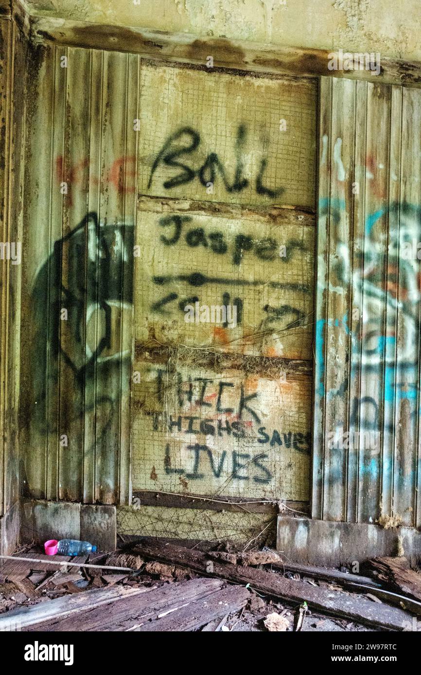 Scribbles d'art de graffiti mural abandonnés Banque D'Images