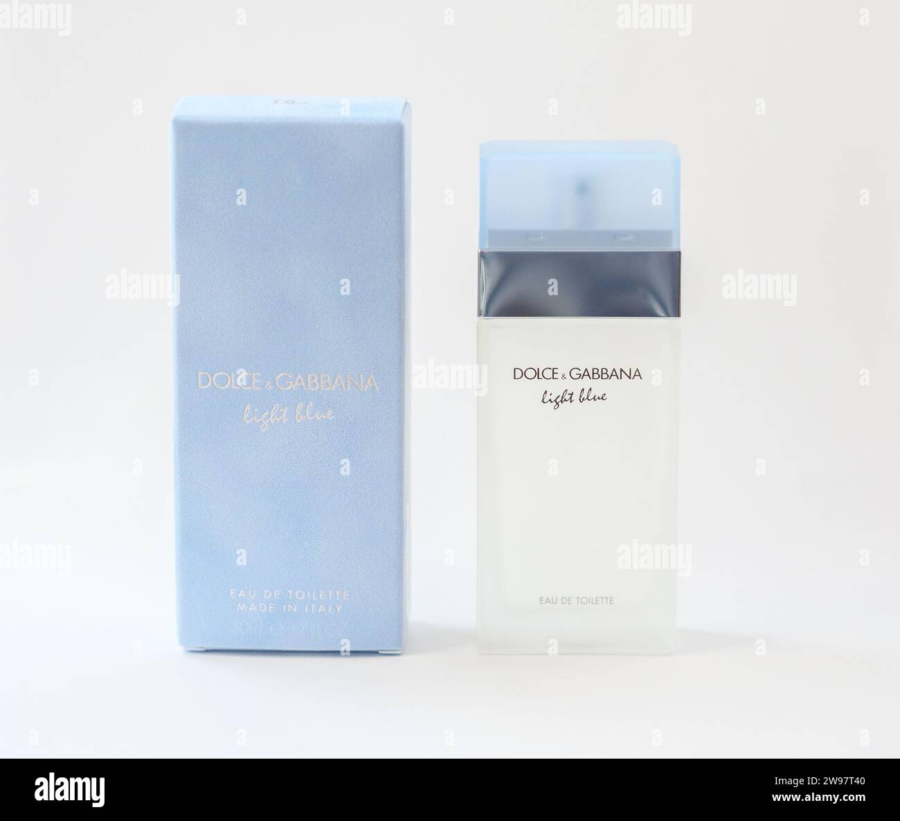 VLADIVOSTOK, RUSSIE - 18 DÉCEMBRE 2023 : une bouteille de parfum Dolce&Gabbana Light Blue sur fond clair. Banque D'Images