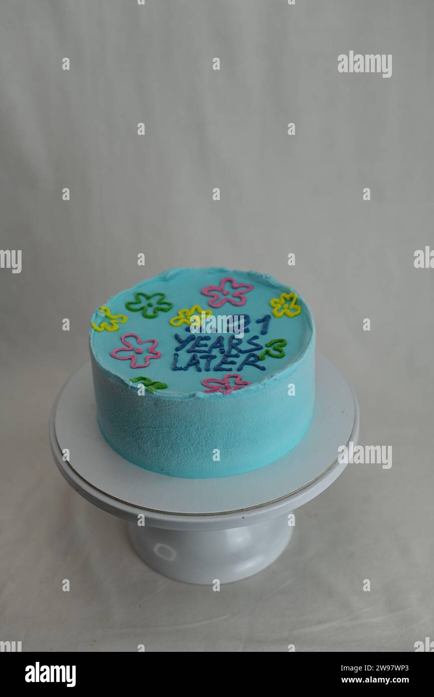 21 ans joyeux anniversaire pastel cyan turquoise gâteau glacé sur fond blanc studio shot Banque D'Images