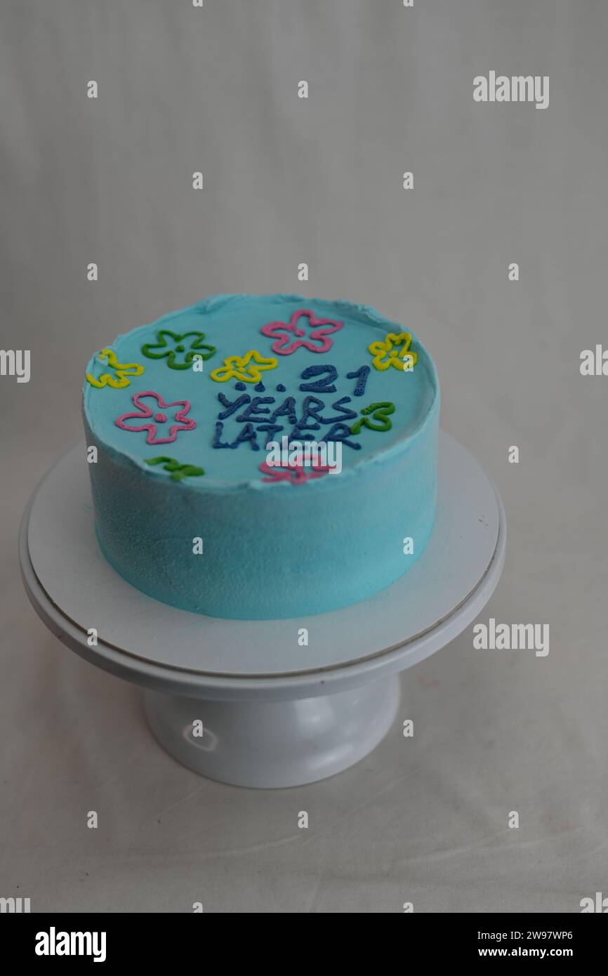 21 ans joyeux anniversaire pastel cyan turquoise gâteau glacé sur fond blanc studio shot Banque D'Images