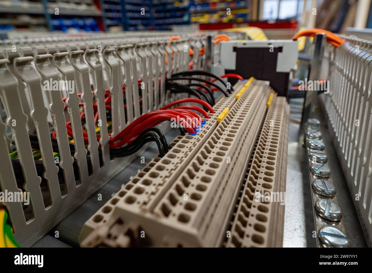 Une chaîne de montage en usine avec une armoire électronique ouverte, révélant le câblage complexe et les composants Banque D'Images