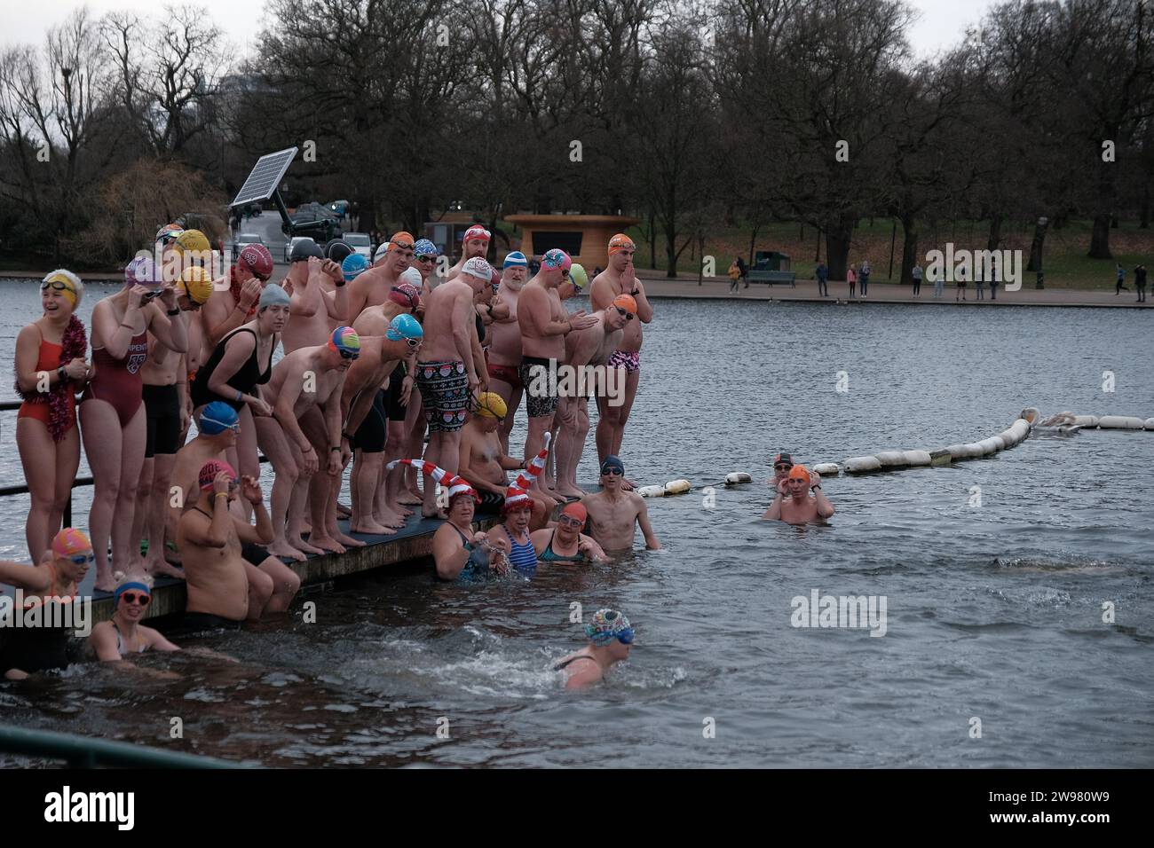 Peter Pan Cup au Serpentine Lido. Hyde Park, Londres, Royaume-Uni, 24/12/2023 Ehimetalor Unuabona/Alamy Live News Banque D'Images