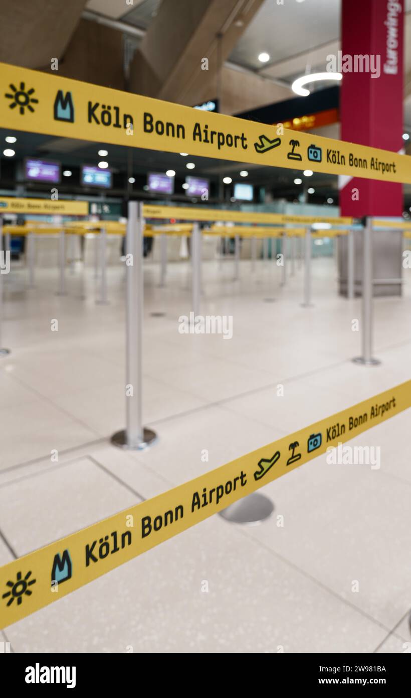 Un ruban barrière jaune étiqueté à l'aéroport de Cologne Banque D'Images