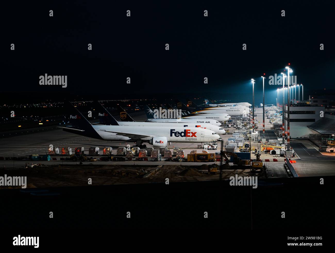 Une rangée d'avions de ligne commerciaux stationnés à l'aéroport de Cologne Banque D'Images
