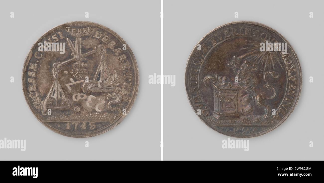 Estning du nouvel an sur la situation inquiétante aux pays-Bas 1745, Nicolaas van Swinderen, médaille d'histoire 1745 Médaille d'argent, sur le devant une balance du ciel accrochée à un paquet de flèches, une épée comme un sage, la balance de droite avec branche de palmier et lys pèse moins que la gauche sur laquelle un certificat marqué SP, avec un changement et dans la coupe 1745, sur le verso le Lion des pays-Bas avec épée avec un autel sur lequel Bible, chapeau de liberté et branche de palmier, entouré d'un lys radieux, avec un changement. La Haye argent (métal) frappe (travail des métaux) Banque D'Images