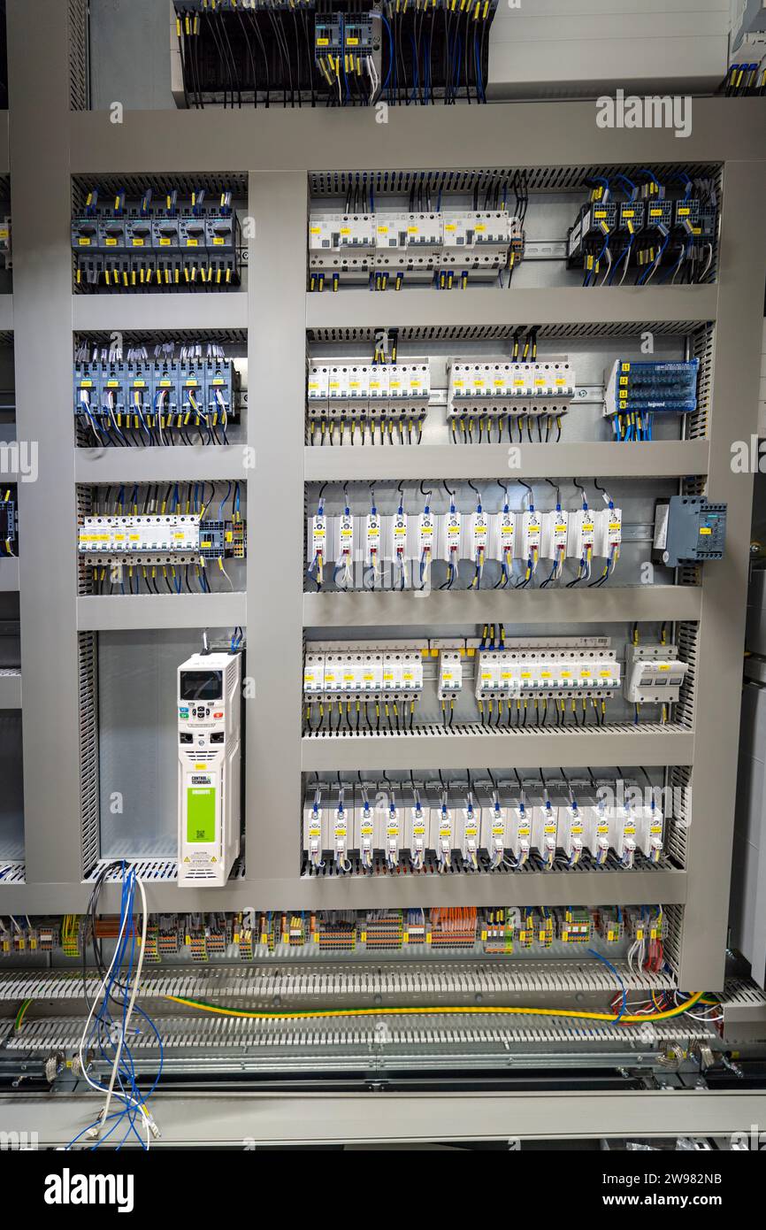 Une variété de câbles, cordons et fils électriques à l'intérieur d'une armoire électronique Banque D'Images