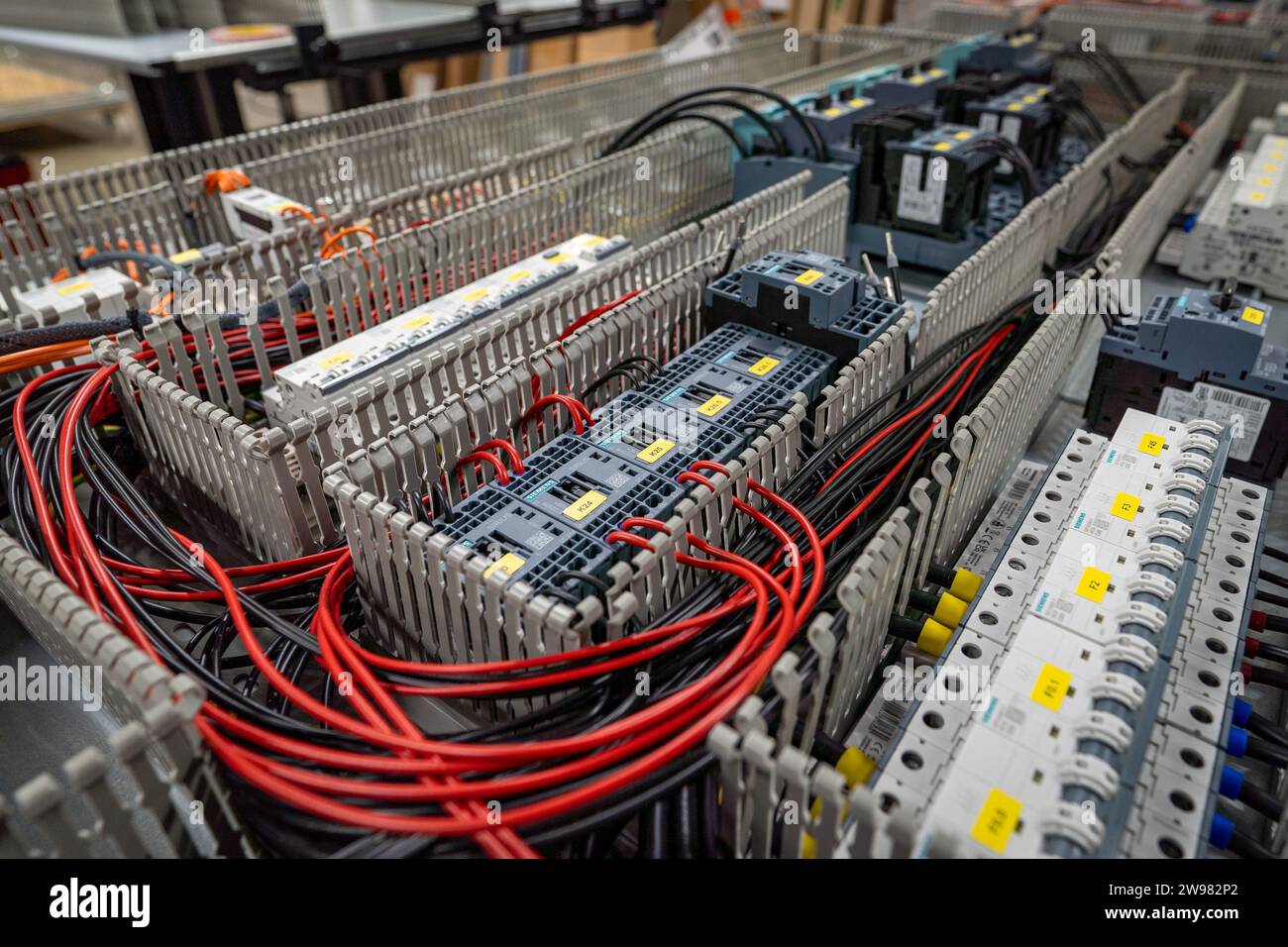 Gros plan d'une variété de câbles, cordons et fils électriques à l'intérieur d'une armoire électronique Banque D'Images