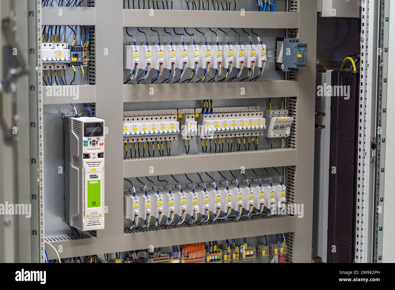 Une variété de câbles, cordons et fils électriques à l'intérieur d'une armoire électronique Banque D'Images